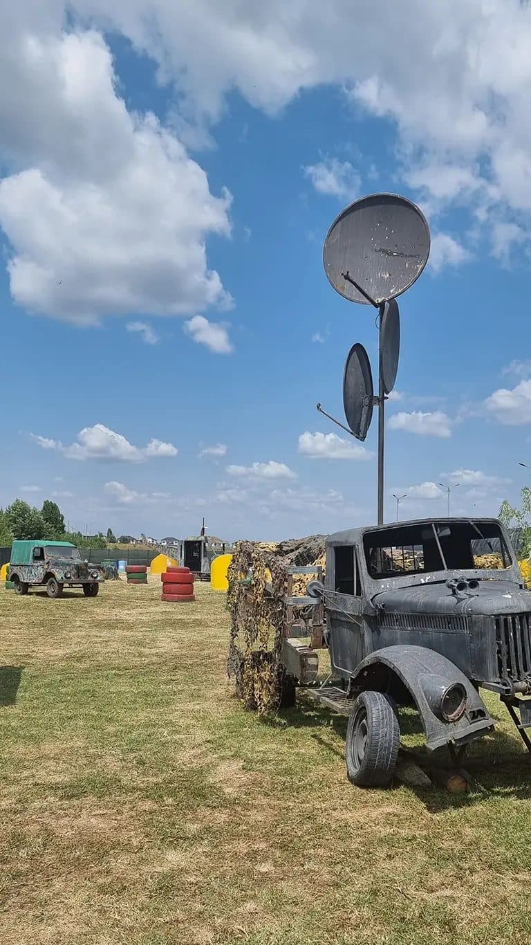 Vehicul cu antene în decorul post-apocaliptic, Area 51