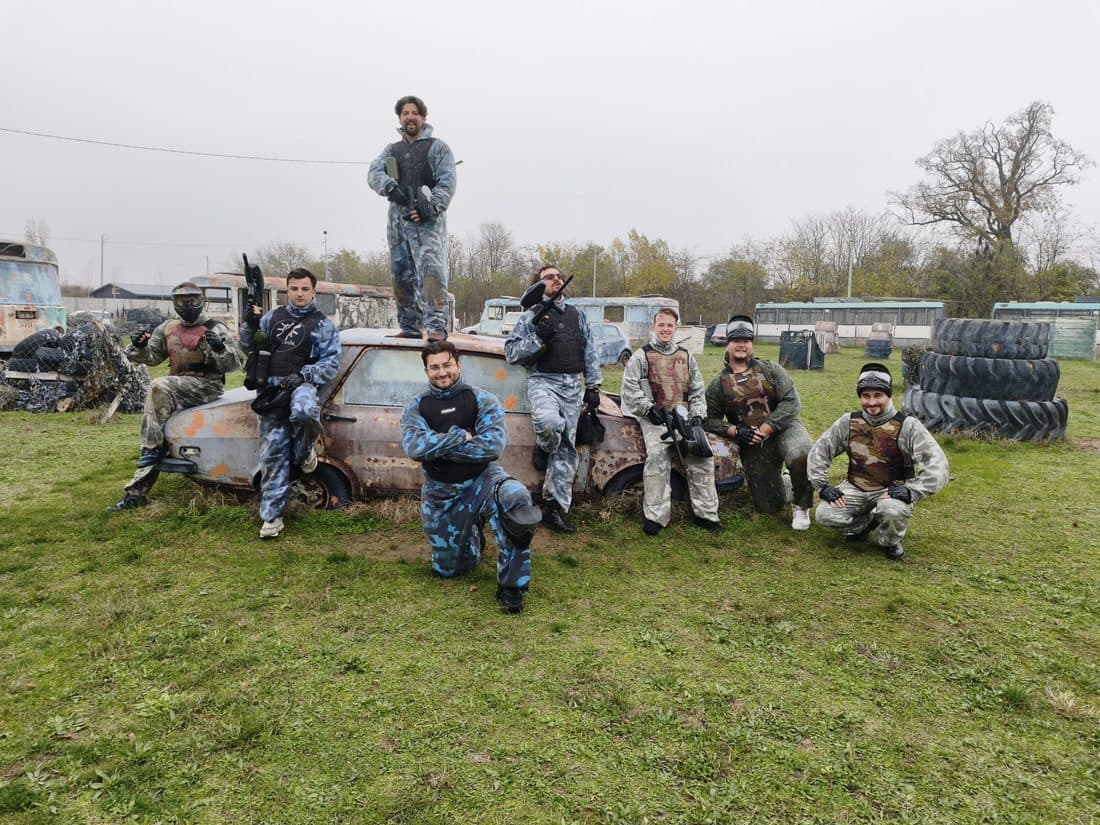 Grup de jucători lângă mașina veche, Area 51