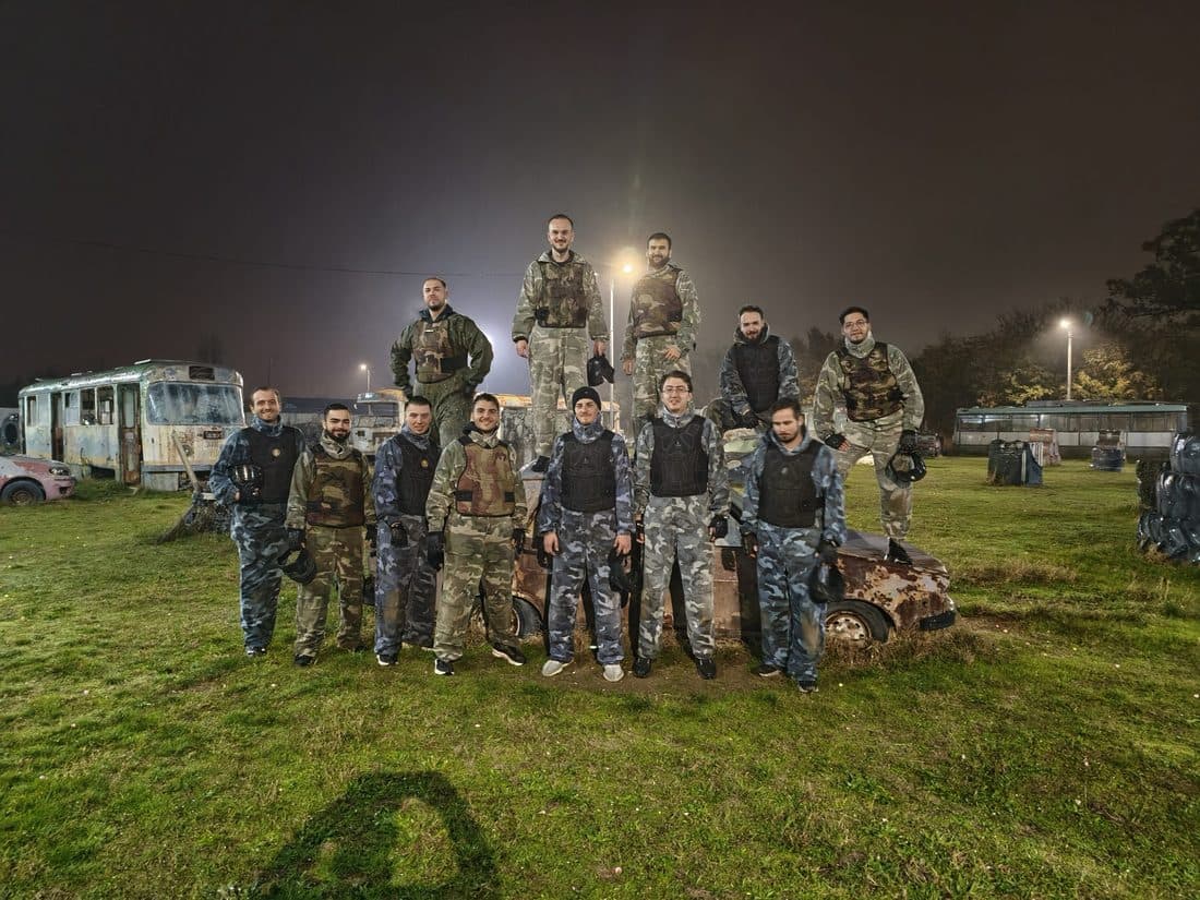 Grup de jucători seara, terenul Area 51