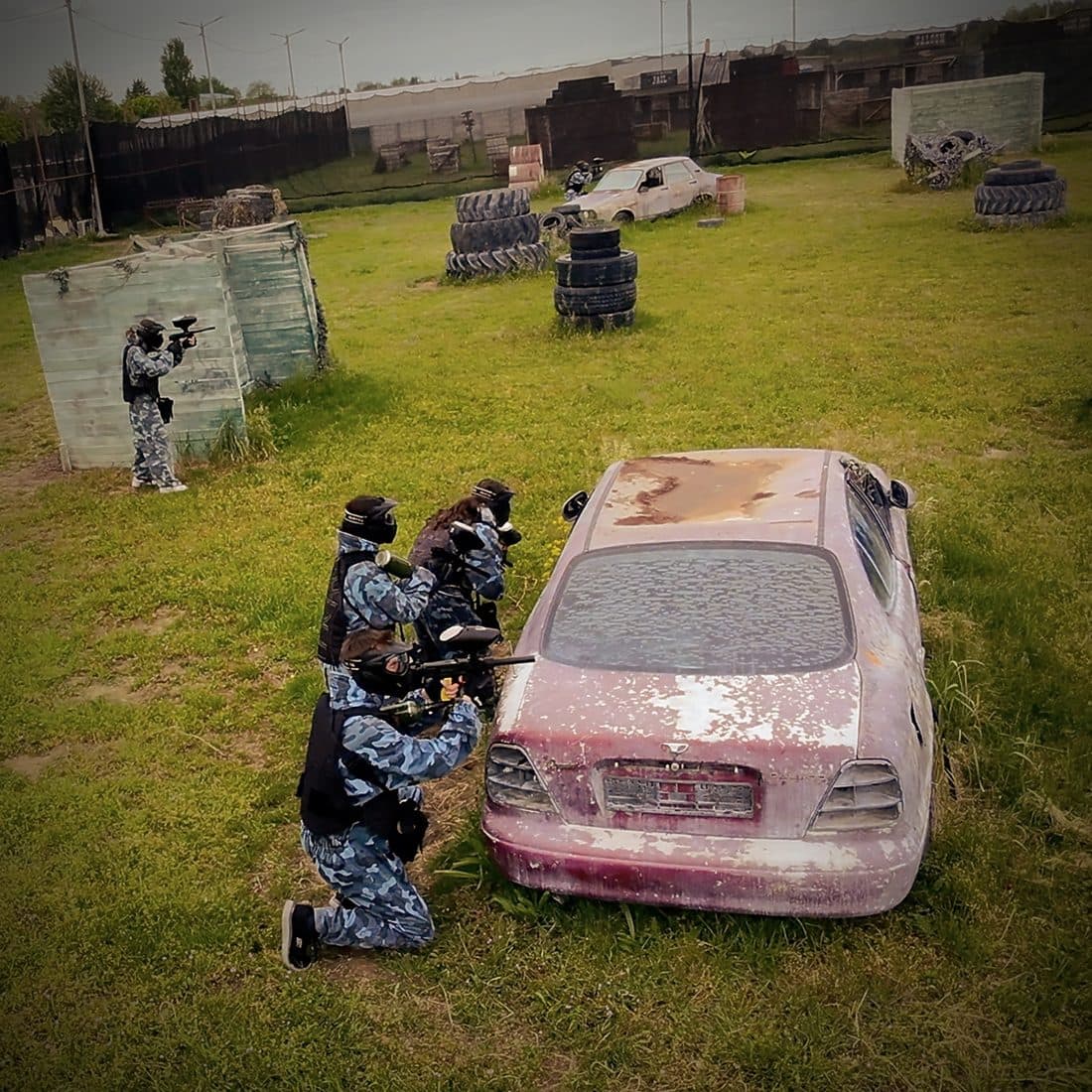 Echipă în acțiune lângă mașina abandonată, Area 51