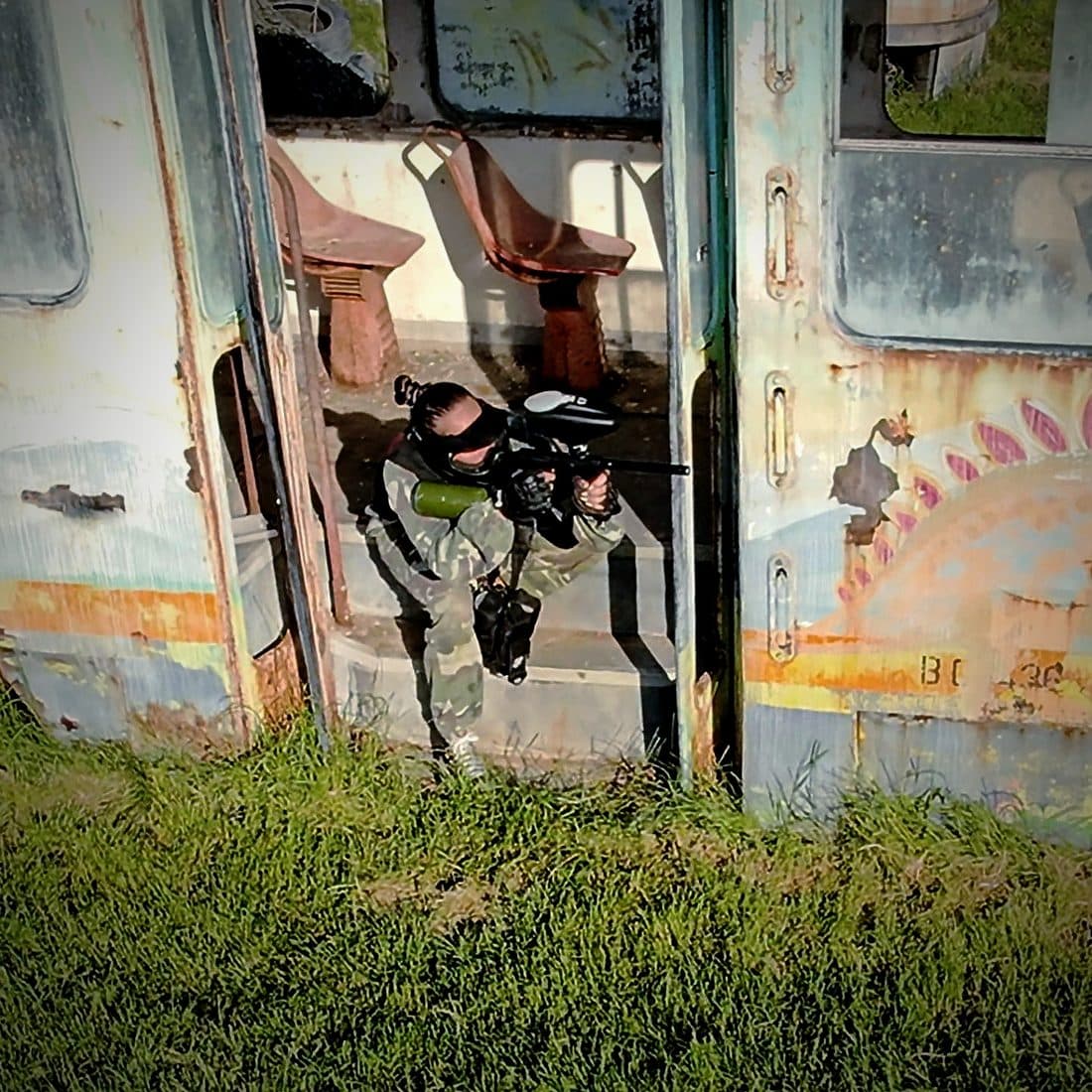 Acțiune în interiorul tramvaiului, terenul Area 51