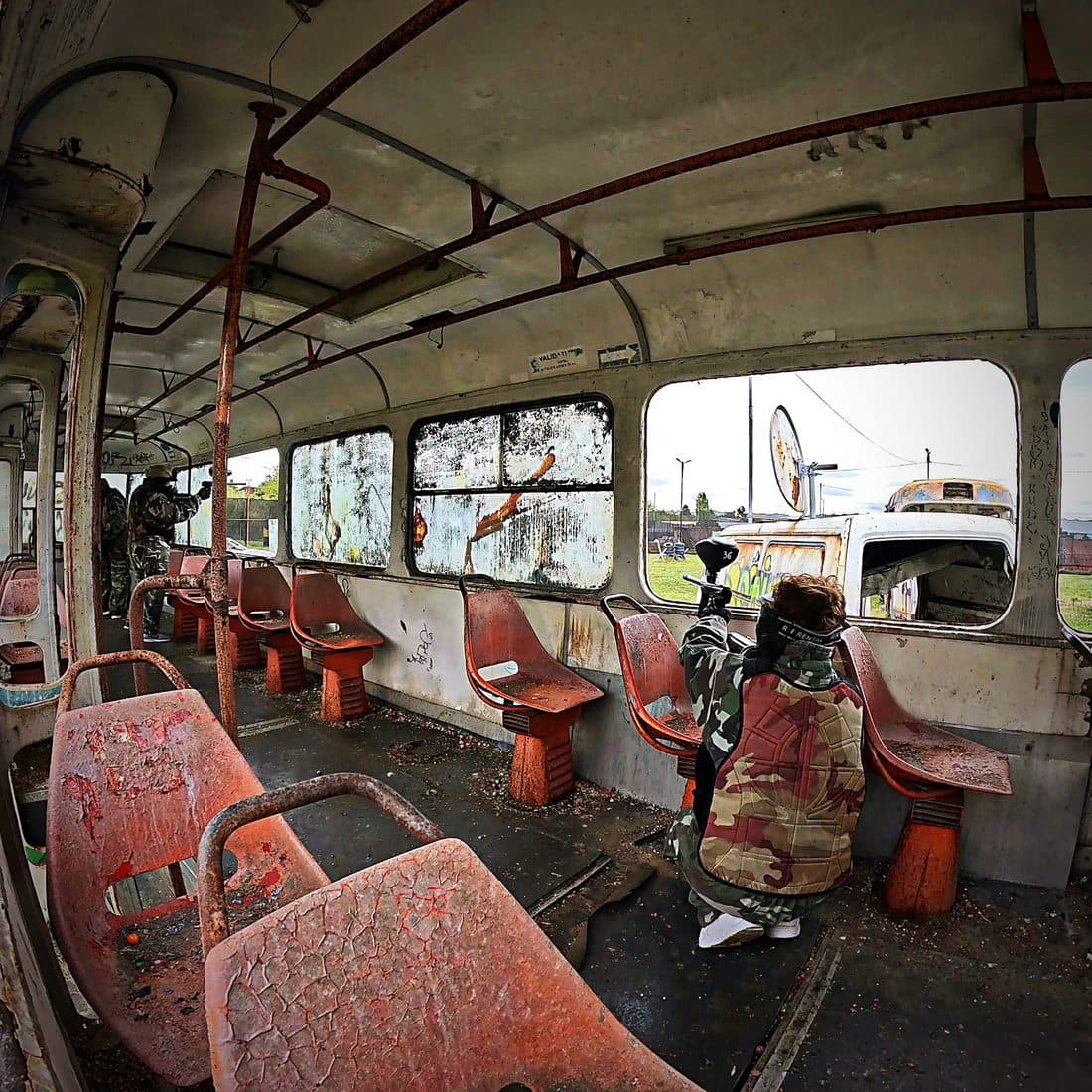 Interior tramvai cu scaune roșii, Area 51