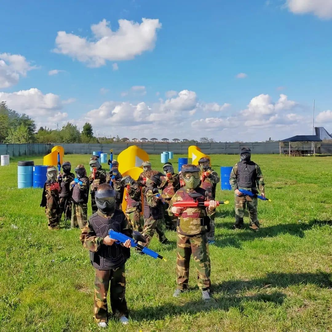 Grup de copii echipați pe terenul KIDS, Paintball Hunter