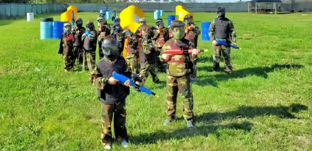 Copii în formație la start, teren KIDS
