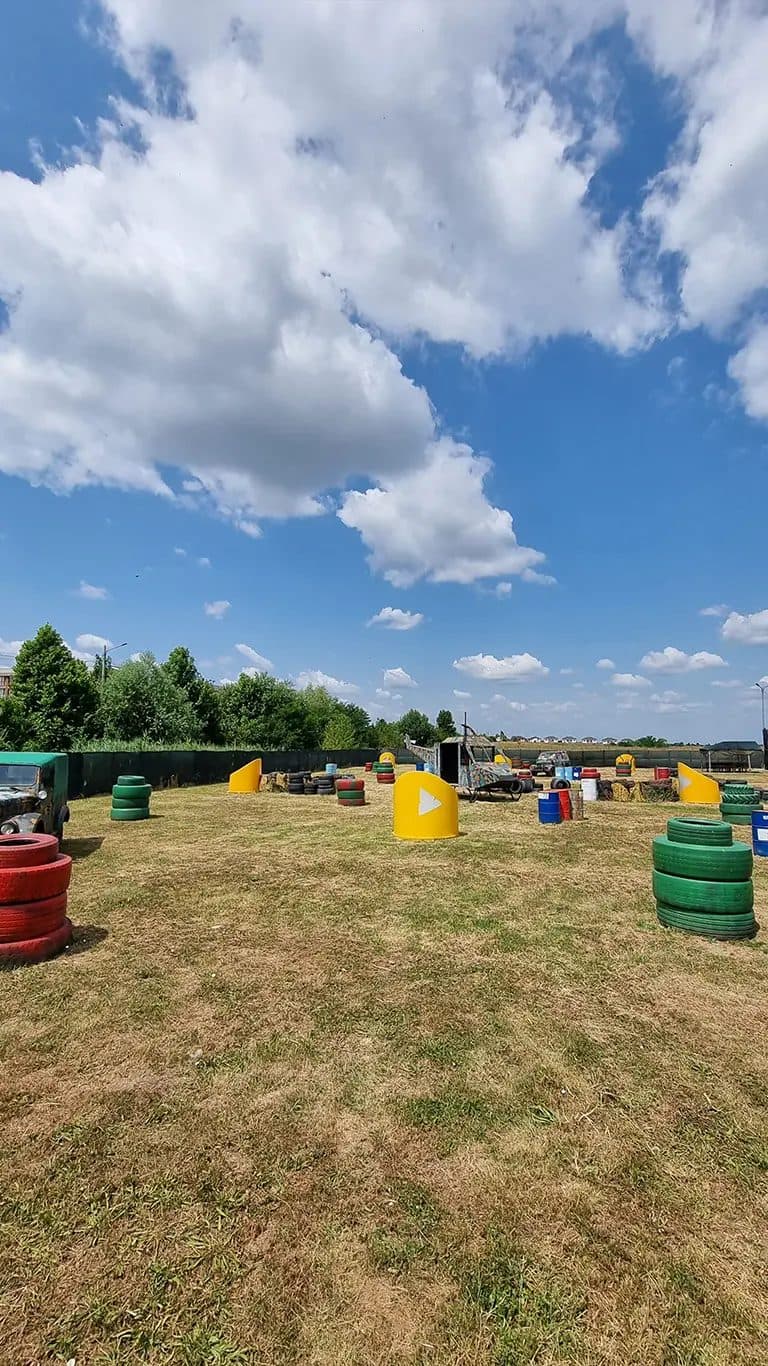 Terenul KIDS colorat, cu obstacole vopsite, Paintball Hunter