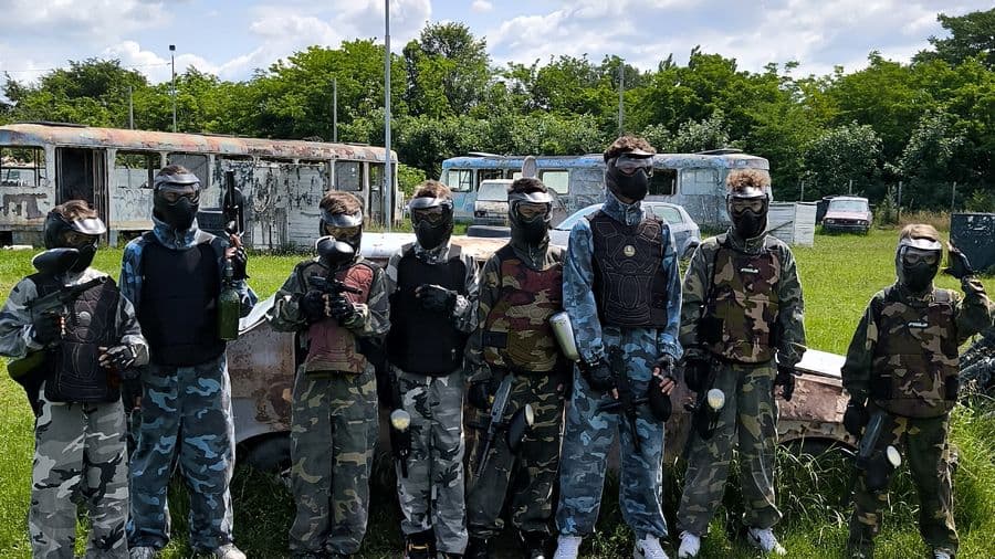 Team of players before a round, Paintball Hunter