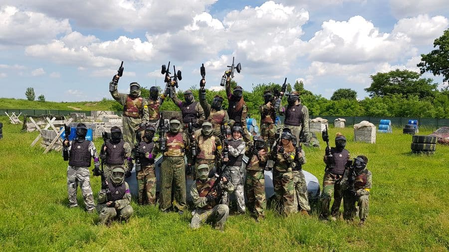 Large group of players on the grass, Paintball Hunter